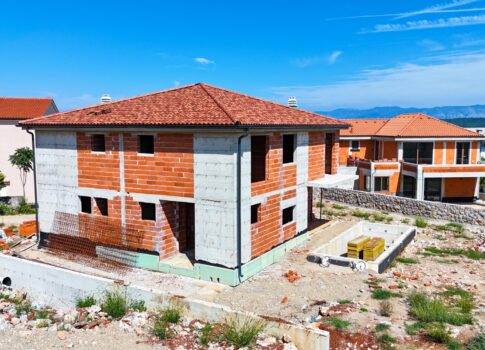 KRK SZIGET, MALINSKA - Új építésű ikerház fantasztikus helyen!