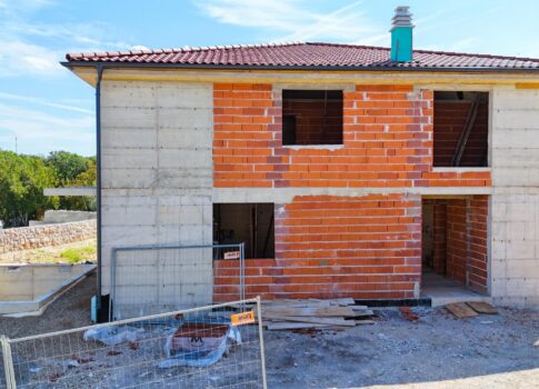 KRK SZIGET, MALINSKA - Új építésű ikerház fantasztikus helyen!