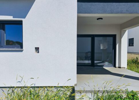 RAB SZIGETE, BANJOL - Földszinti apartman kerttel és 2 parkolóhellyel, CSAK 100 méterre a tengertől!