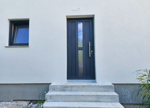 RAB SZIGETE, BANJOL - Földszinti apartman kerttel és 2 parkolóhellyel, CSAK 100 méterre a tengertől!