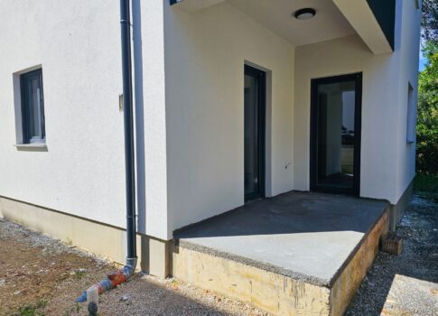 RAB SZIGETE, BANJOL - Földszinti apartman kerttel és 2 parkolóhellyel, CSAK 100 méterre a tengertől!