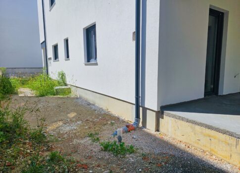 RAB SZIGETE, BANJOL - Földszinti apartman kerttel és 2 parkolóhellyel, CSAK 100 méterre a tengertől!