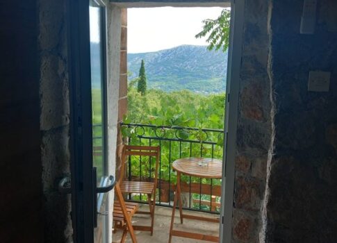 CRIKVENICA, BELGRÁD - két apartmanos ház tengerre néző kilátással + udvar + felújítandó ház! LEHETŐSÉG!!!