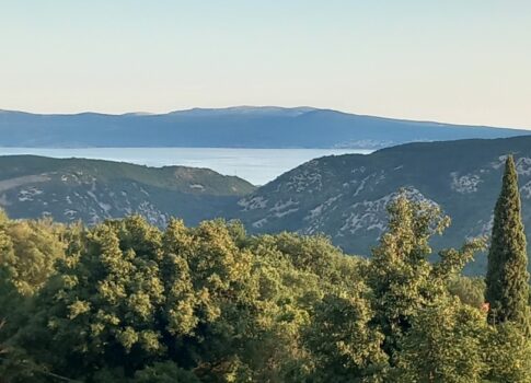 CRIKVENICA, BELGRÁD - két apartmanos ház tengerre néző kilátással + udvar + felújítandó ház! LEHETŐSÉG!!!