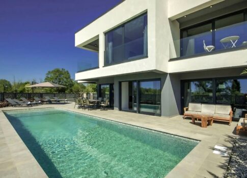 ISZTRIA, POREČ - Modern ház medencével a tenger közelében