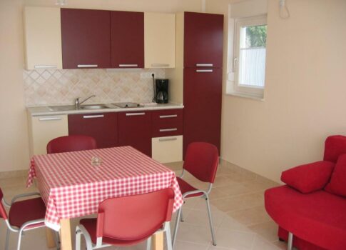 CRIKVENICA, DRAMALJ - Kiváló apartmanház 130 méterre a tengertől