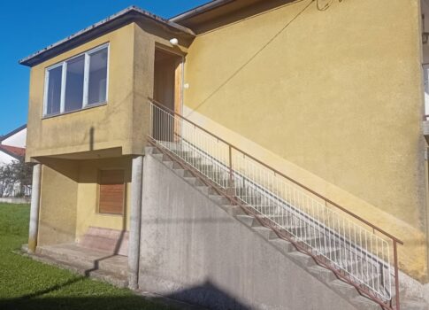 RIJEKA, DRAŽICE, KÖZPONT - családi ház két különálló apartmannal nagyszerű helyen + 2200 m2 építési telek! LEHETŐSÉG!