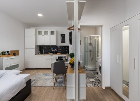 RIJEKA, BANDEROVO - teljesen felújított apartman parkolóval, keresett helyen, az egyetem közelében
