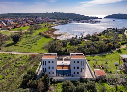 ISZTRIA, BANJOLE - Kortárs ikerház a tenger mellett!