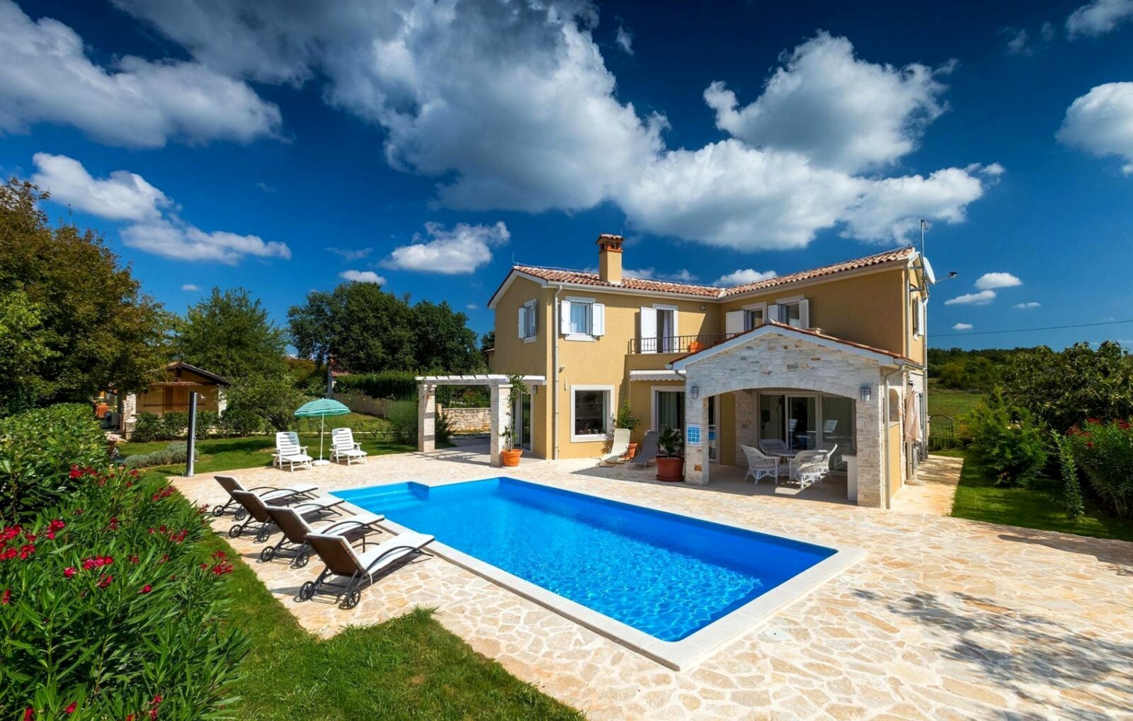 ISZTRIA, SVETI LOVREČ - Kényelmes ház medencével