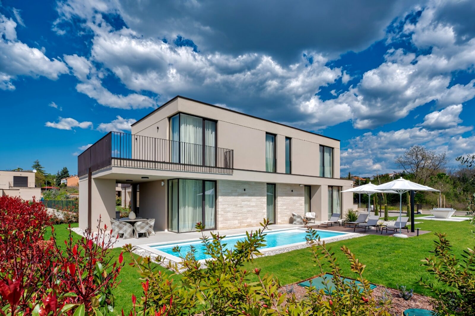 ISZTRIA, POREČ - Kiváló minőségű villa a falu szélén