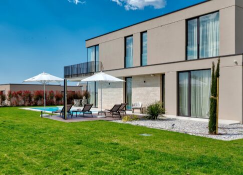 ISZTRIA, POREČ - Kiváló minőségű villa a falu szélén