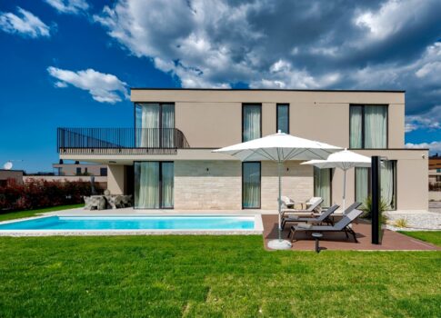 ISZTRIA, POREČ - Kiváló minőségű villa a falu szélén