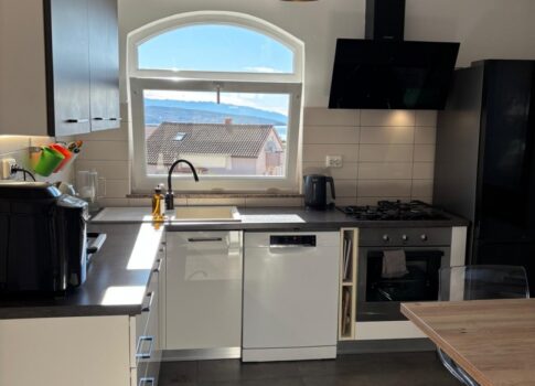 KRK SZIGET, KRK VÁROS - 3 hálószobás apartman tengerre néző kilátással