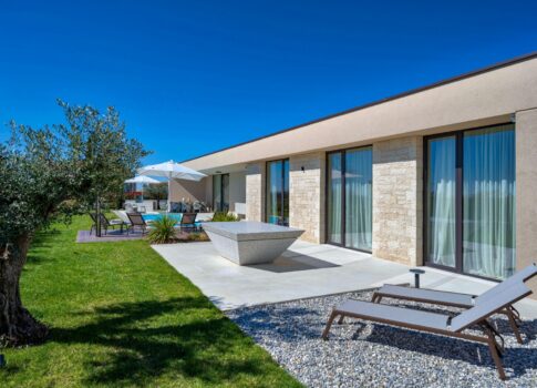 ISZTRIA, POREČ - Luxusház medencével a falu szélén