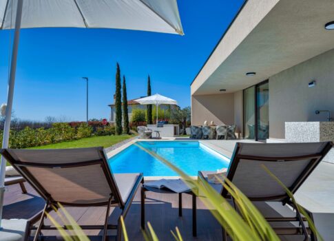 ISZTRIA, POREČ - Luxusház medencével a falu szélén