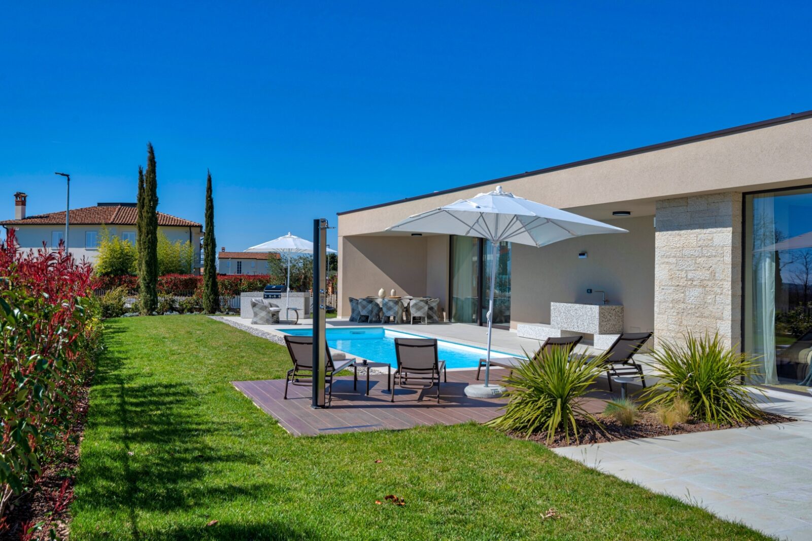 ISZTRIA, POREČ - Luxusház medencével a falu szélén