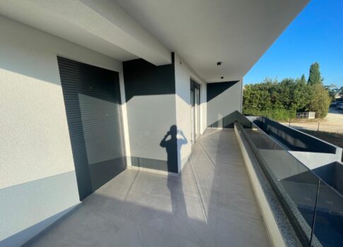 ISZTRIA, MEDULIN - Új épületben található apartman két parkolóhellyel, bútorozott, tengerre néző kilátással