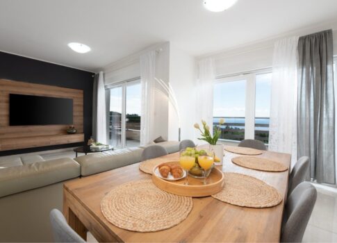 MATULJI - 3 hálószoba + nappali, KILÁTÁS, KERT, 2 parkolóhely, 3 fürdőszoba!