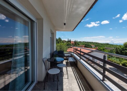 MATULJI - 3 hálószoba + nappali, KILÁTÁS, KERT, 2 parkolóhely, 3 fürdőszoba!