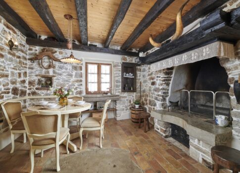 ISZTRIA, GRACIŠĆE - RUSTIKUS VILLA BELTÉRI ÉS KÜLTÉRI MEDENCÉVEL, SAUNÁVAL ÉS A LUXUS ÉS AZ AUTENTIKUSSÁG KOMBINÁCIÓJÁVAL