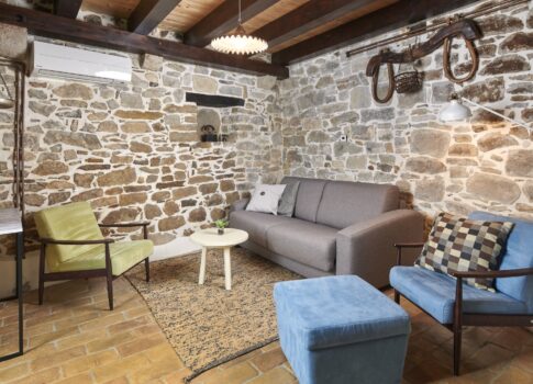 ISZTRIA, GRACIŠĆE - RUSTIKUS VILLA BELTÉRI ÉS KÜLTÉRI MEDENCÉVEL, SAUNÁVAL ÉS A LUXUS ÉS AZ AUTENTIKUSSÁG KOMBINÁCIÓJÁVAL