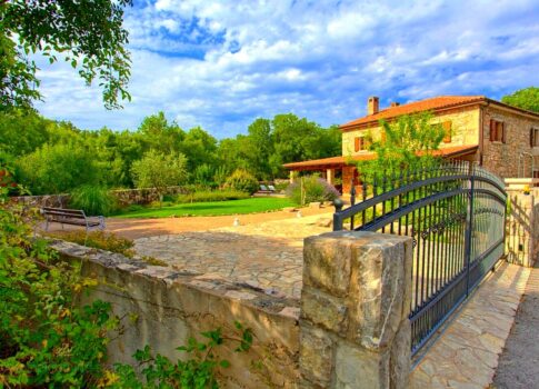 Dobrinj környékén, kőház medencével, nagy kerttel