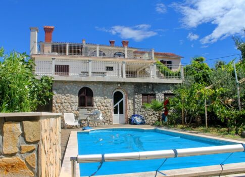 Dobrinj környéki, ház 5 apartmannal, átalakítható panziónak