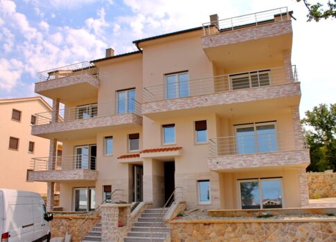 Njivice, új építésű 1+2 szobás apartman, kerttel, szép kilátással