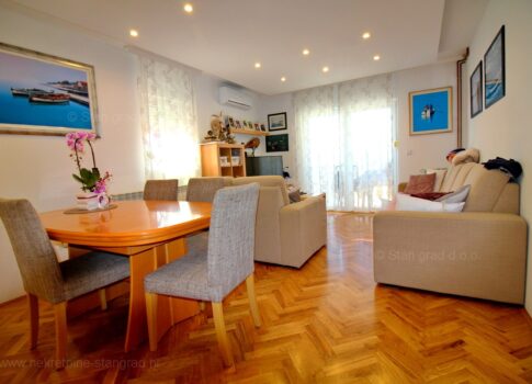 Malinska, teljesen felújított és bútorozott kétszintes apartman tengerre néző kilátással