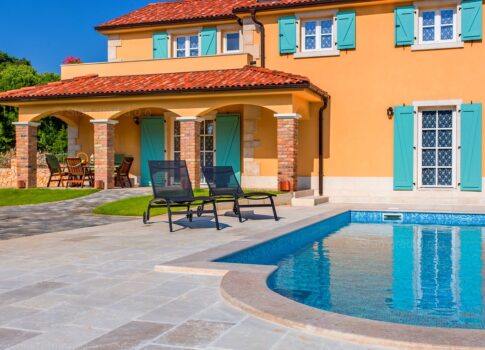 Dobrinj, környéke, új, rusztikus villa medencével, csendes helyen