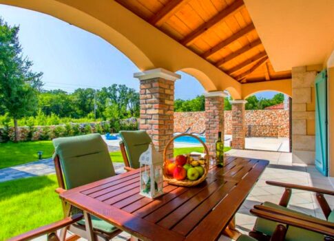 Dobrinj, környéke, új, rusztikus villa medencével, csendes helyen