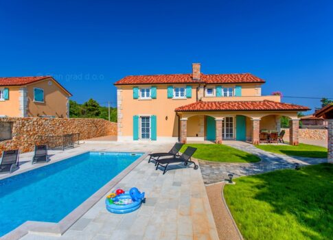Dobrinj, környéke, újonnan épült villa medencével