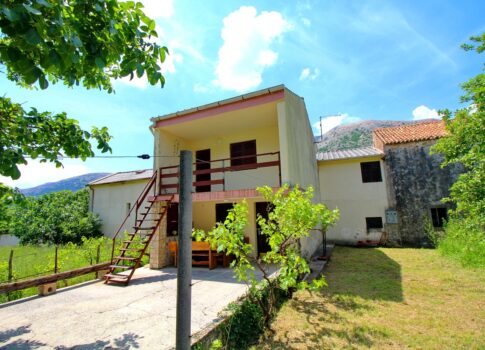 Baska, környéke, kőház egy sorban, gyönyörű kerttel