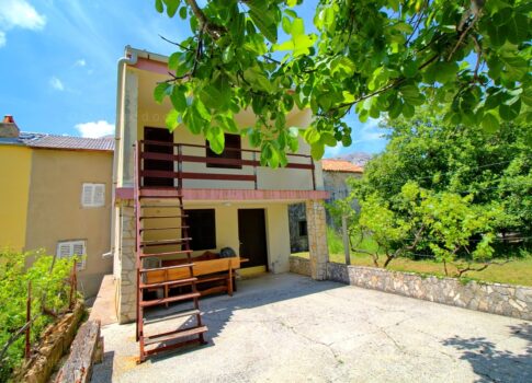 Baska, környéke, kőház egy sorban, gyönyörű kerttel