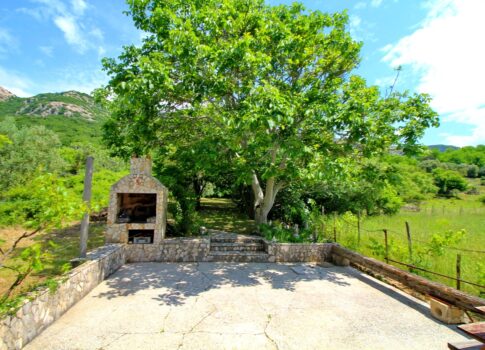 Baska, környéke, kőház egy sorban, gyönyörű kerttel