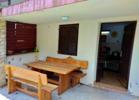 Baska, környéke, kőház egy sorban, gyönyörű kerttel