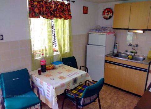 Baska, környéke, kőház egy sorban, gyönyörű kerttel