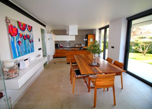 Malinska, vonzó modern lakás kerttel és garázzsal ELADÓ