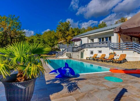 Crikvenica környékén, csendes helyen, két medencés családi ház ELADÓ!