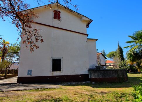 Malinska, régi kőház nagy kerttel felújításra