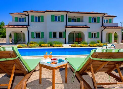 Dobrinj, környéke, családi ház 3 lakóegységgel, közös medencével ELADÓ!