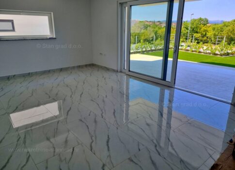 Malinska, új épület, 2 apartman a földszinten és az 1. emeleten kerttel