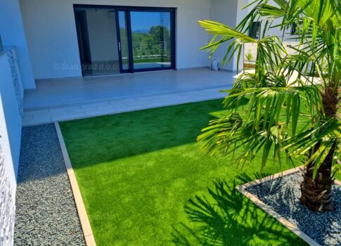 Malinska, új épület, 2 apartman a földszinten és az 1. emeleten kerttel