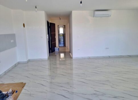 Malinska, új épület, 2 apartman a földszinten és az 1. emeleten kerttel