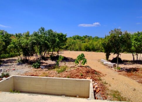 Krk, környéke, családi ház medencével egy nagy kertben, hozzá tartozó felszereltséggel, csendes helyen!