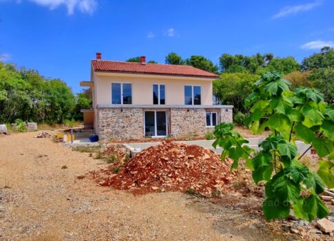 Krk, környéke, családi ház medencével egy nagy kertben, hozzá tartozó felszereltséggel, csendes helyen!