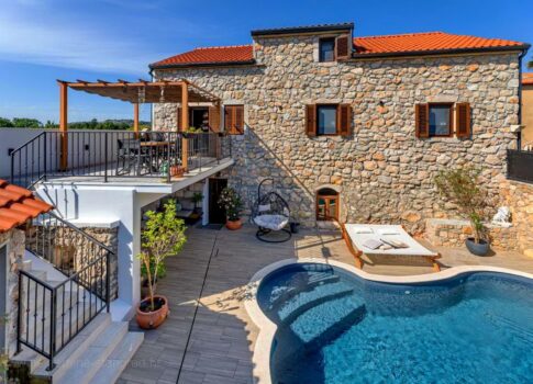 Vrbnik, környéke, különálló kővilla medencével