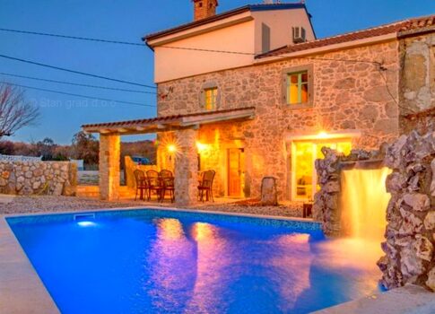 Vrbnik környékén kővilla, medencével, nyugodt helyen