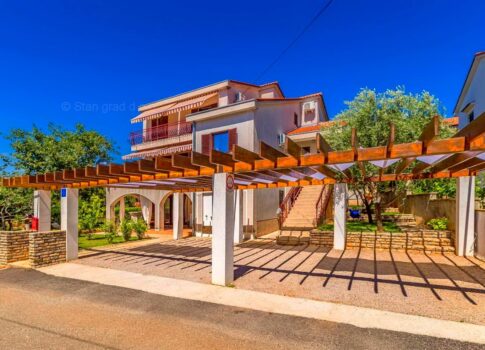 Krk, környéke, 3 lakásos családi ház csendes helyen!